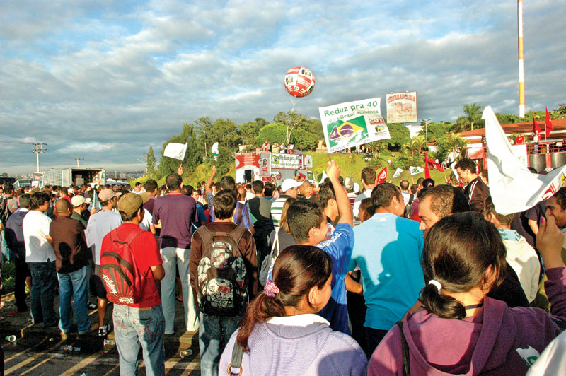 Pelo menos 4 mil operários de dezenas de fábricas participaram da manifestação na manhã do último dia 23