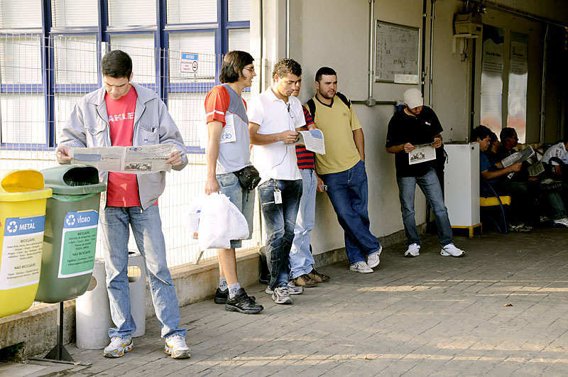 Trabalhadores lêem informativo unificado do grupo