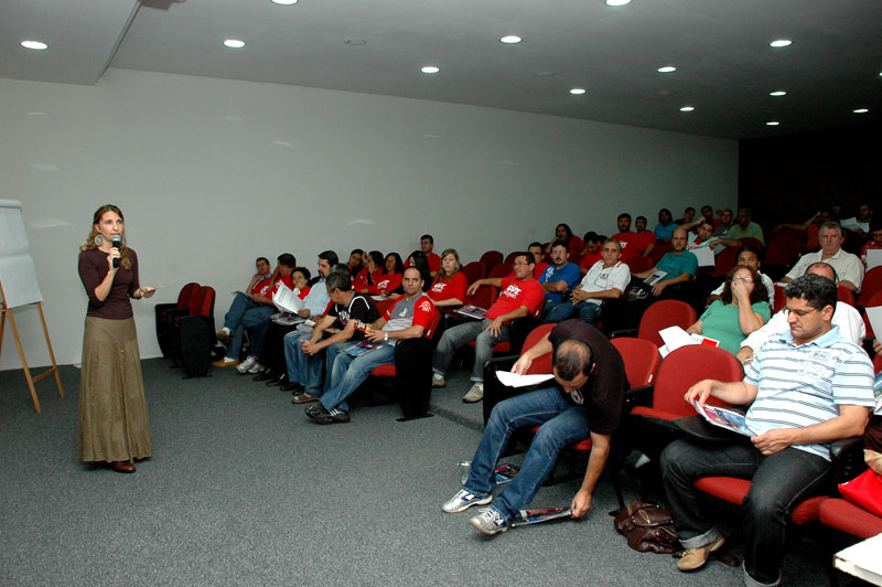 Ana Cláudia Moreira Cardoso, socióloga do Dieese de São Paulo,  conduziu o debate em Sorocaba