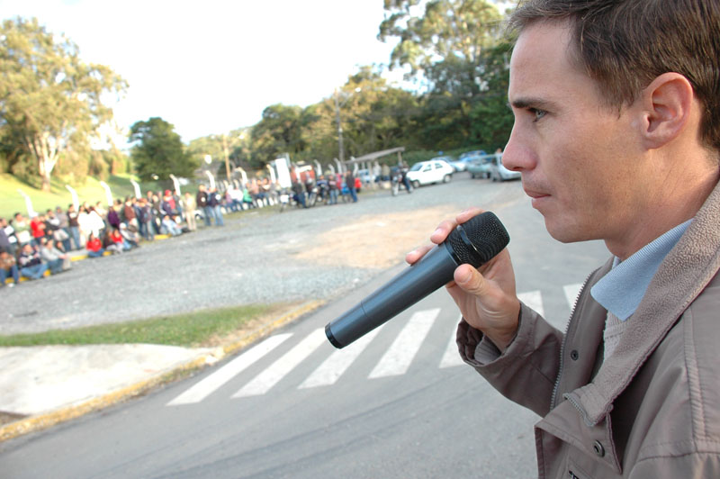 Geraldinho, diretor do Sindicato, conduz assembléia que aprovou PPR na Ecil