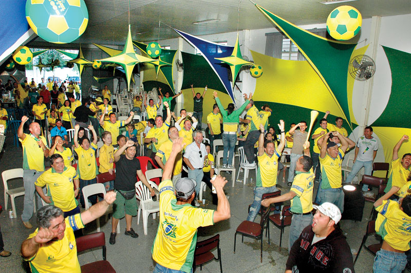 Torcedores metalúrgicos comemoram o segundo gol do Brasil contra a Coréia do Norte