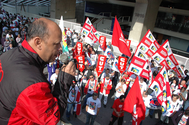 Presidente do Sindicato dos Metalúrgicos de Sorocaba, Ademilson Terto, durante ato público em frente à Fiesp, na Paulista