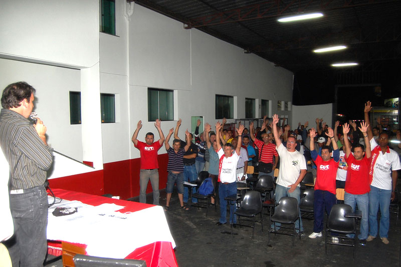 O presidente do sindicato, Romeu Martins, coloca em votação proposta histórica de aumento salarial