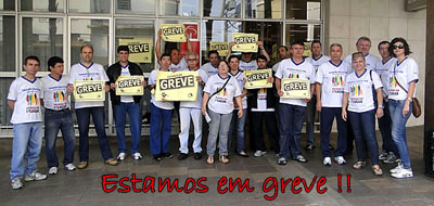 Bancários em frente agência, no centro de Sorocaba, durante o primeiro dia de paralisação