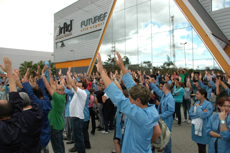 Trabalhadores, em frente a condominio empresarial onde está instalada a Jabil, participam de assembleia e aprovam a proposta de PPR