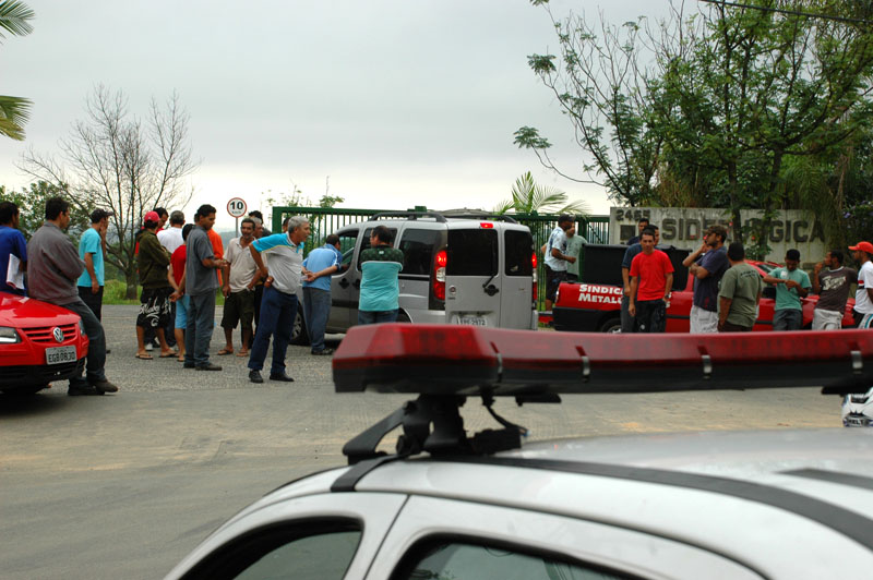 Paralisação começou na quinta após uma ato de protesto. Como empresa ignorou o ato, que seria de duas horas, funcionários decretaram greve