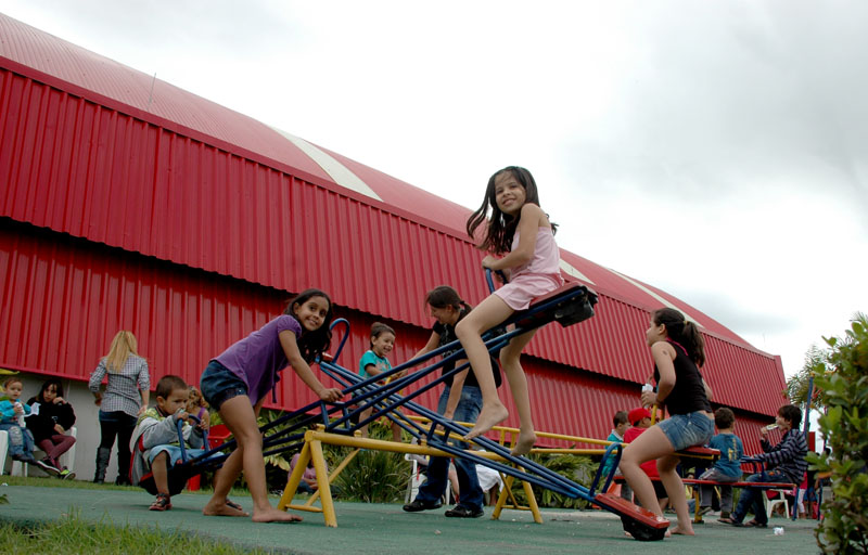 Clube oferece estrutura como piscina, parque infantil, quadras de esportes, salas de jogos e quiosque com churrasqueiras