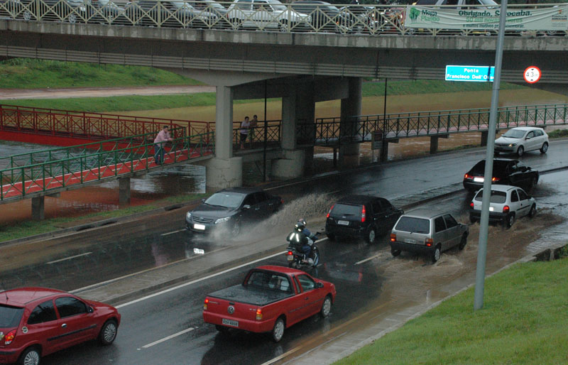 Trânsito foi liberado às 18h30, mesmo com as duas pistas parcialmente alagadas sob a ponte Fransciso Dell'Osso