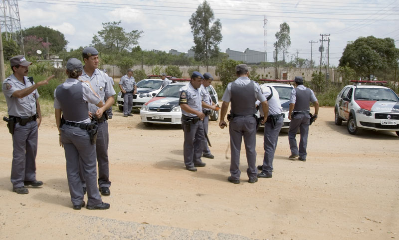 Pms espalhados pelo pátio da fábrica; eram ao menos 11 policiais que ocupavam seis viaturas. Entre as armas havia escopeta e gás de pimenta