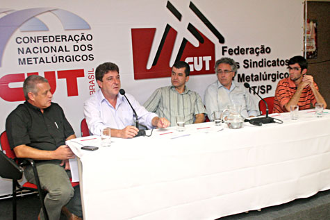 Carlos Grana conversa com jornalistas durante coletiva de imprensa na sede da CNM/CUT, no ABC