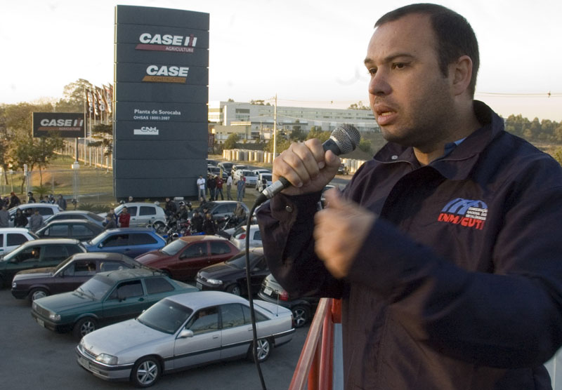 O dirigente sindical Alex Sandro Fogaça durante assembleia na portaria da fábrica