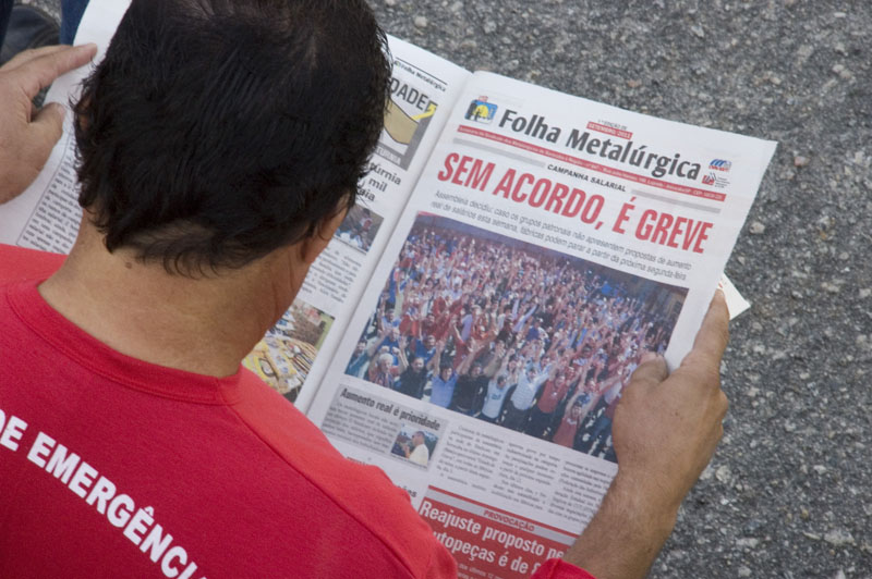 Dia 6, os trabalhadores da Wobben recebiam Folha Metalúrgica informando sobre 'estado de greve' e participaram de mobilização na fábrica