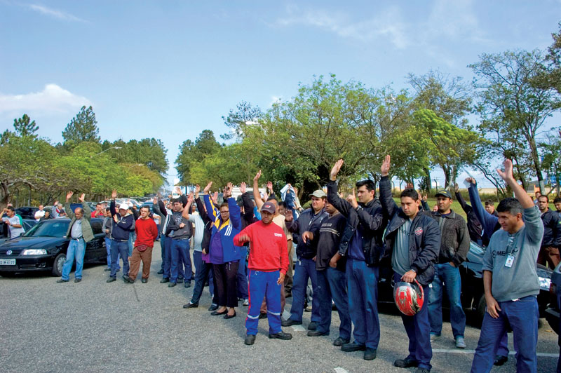 Trabalhadores aprovam a parada de mobilização e mostra a polícia que a mobilização era um desejo deles