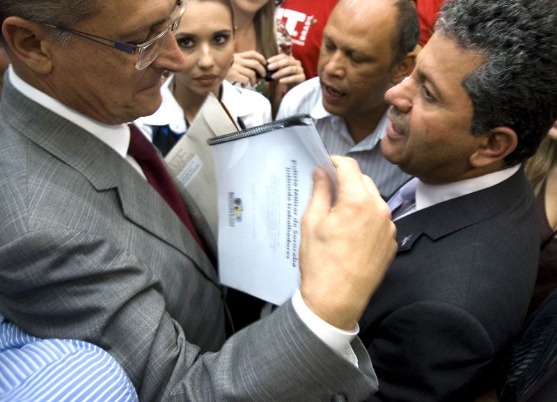 Geraldo Alckmin no momento em que recebe o relatório dos metalúrgicos que mostra abuso da PM durante assembleia dos trabalhadores