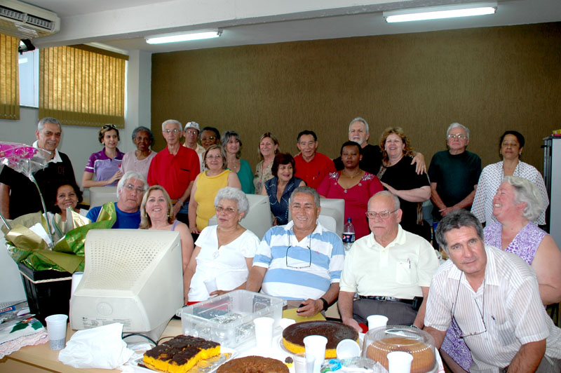 Alunos, durante coquitel de despedida, posa para fotografia de recordação da Turma C de informática básica do Sindicato encerrado em agosto de 2010