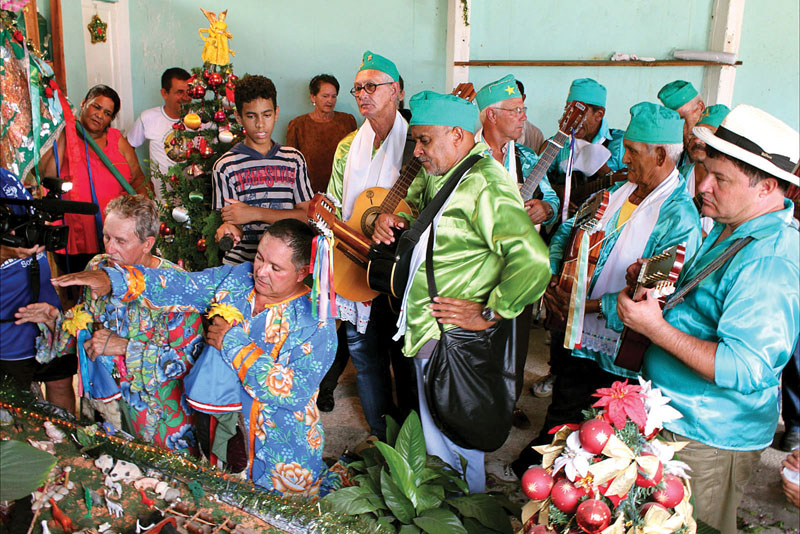 Folia leva cultura e religiosidade ao centro de Sorocaba durante apresentação no presépio montado na praça Coronel Fernando Prestes