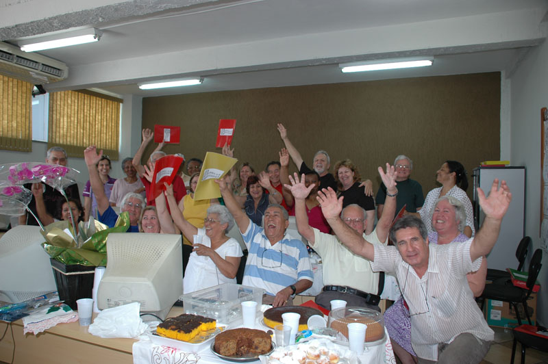 Turma da Terceira Idade de 2010 faz festinha de despedida após três meses de aula na sede de Sorocaba