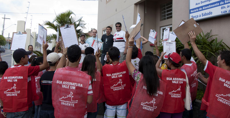 Voluntários durante concentração em frente a paróquia Santa Maria dos Anjos