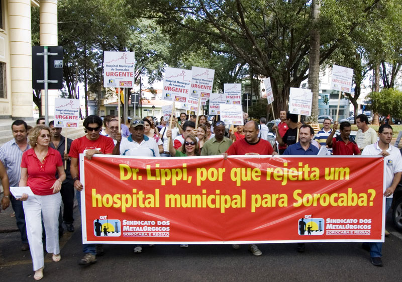 Passeata, que contou com a presença da ex-deputada federal Iara Bernardi, saiu da praça Frei Baraúna rumo ao centro da cidade