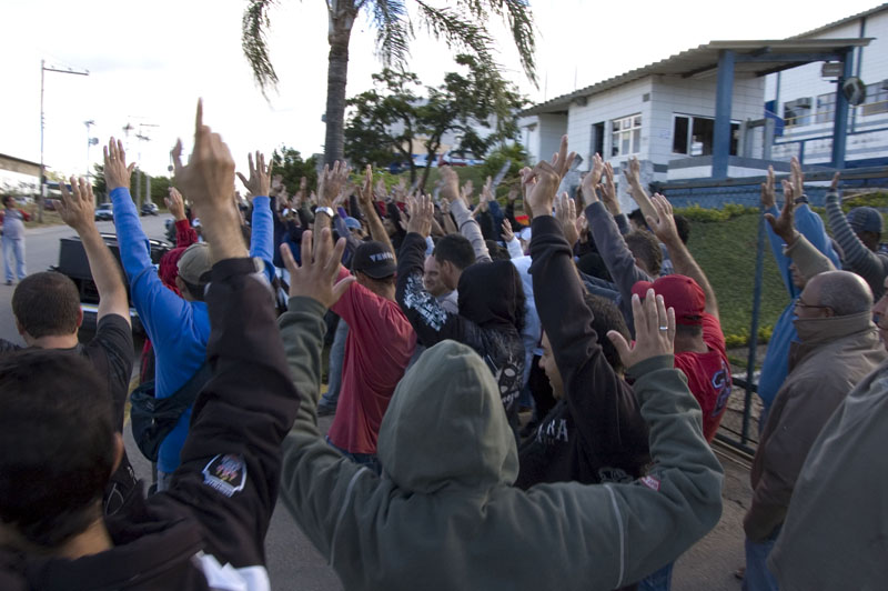 Trabalhadores do segundo turno rejeitaram, por unanimidade, o voto de confiança para a Syl e decidiram manter a greve