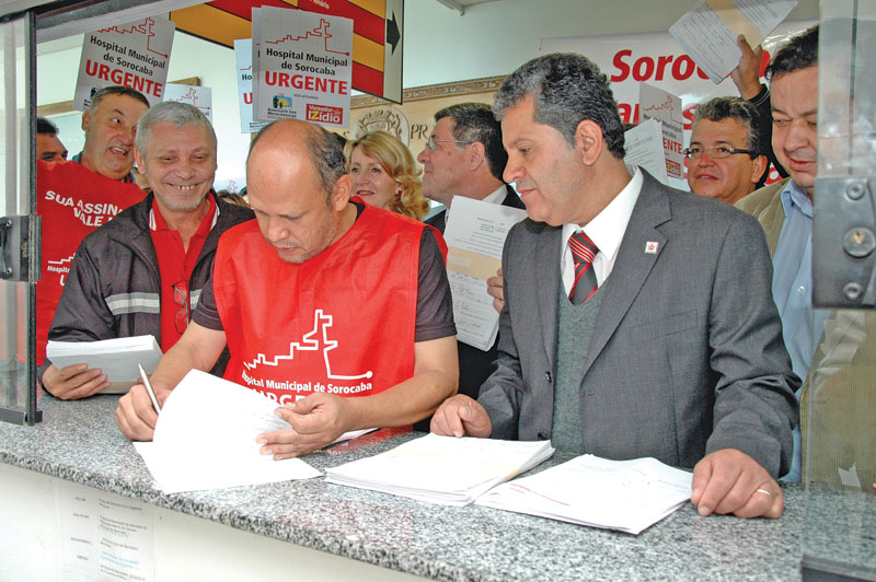 Em primeiro plano, Ademilson Terto, presidente do Sindicato dos Metalúrgicos, e Izídio de Brito (PT), vereador, durante o protocolo do projeto