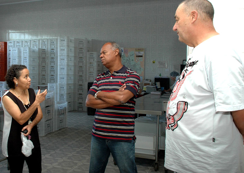 Adi dos Santos [de camisa listrada] junto com Evanildo Amâncio, o Miúdo, durante visita ao Banco de Alimentos de Sorocaba