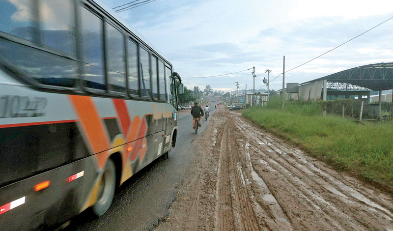 Acostamento irregular e barro fazem ciclistas correrem risco de atropelamento, acidente mais comum na principal via de acesso do distrito