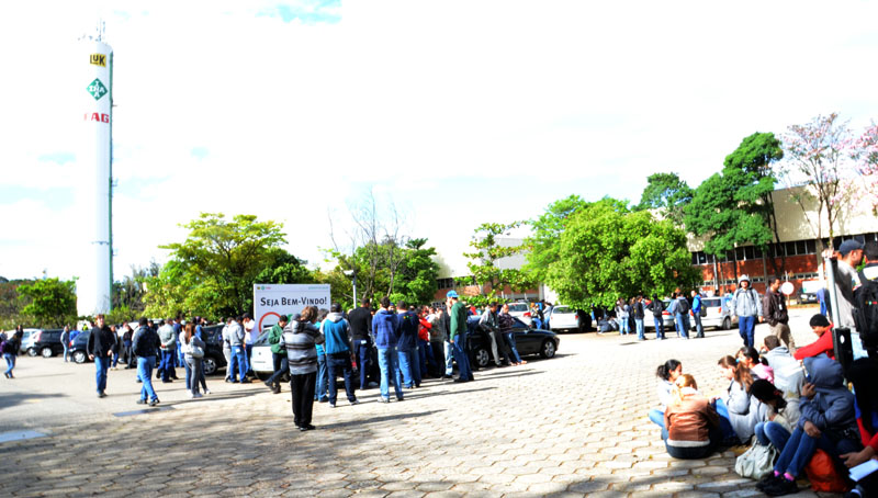 Às 14 horas, os trabalhadores haviam aprovado a decisão de paralisar a produção caso a empresa não apresentasse proposta para a campanha salarial