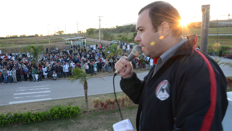 Alex Fogaça coloca proposta de PPR em votação na porta da empresa