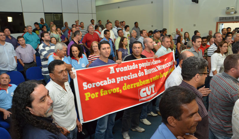 Munidos de faixas com apelo à saúde e a vontade popular, manifestantes acompanharam a sessão