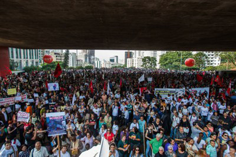 Assembleia da Apeoesp reuniu 10 mil professores no vão do Masp, na Paulista