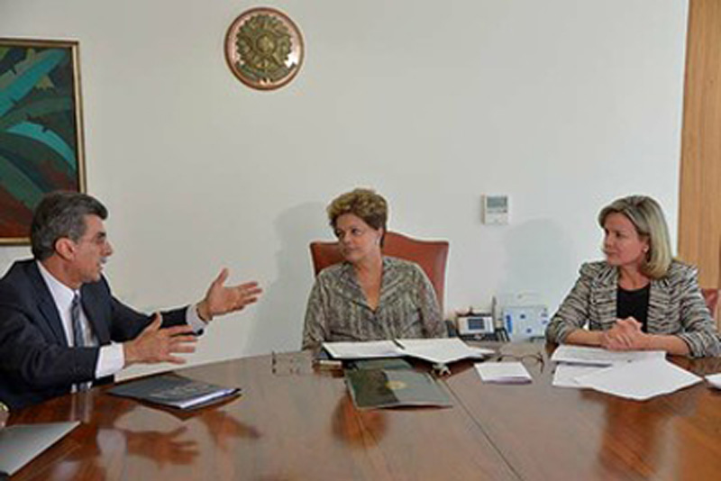 Dilma e a ministra Gleisi Hoffmann entregaram proposta do governo ao relator da comissão mista, senador romero Jucá