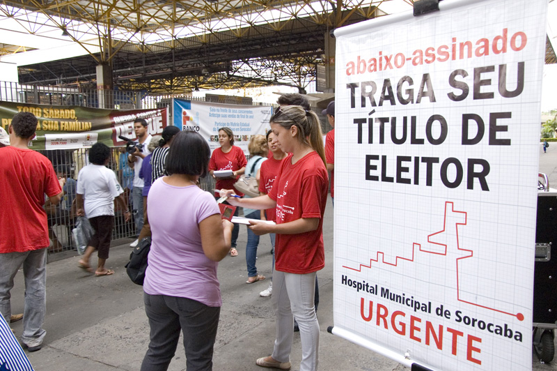 Coleta de assinaturas no terminal Santos Antônio