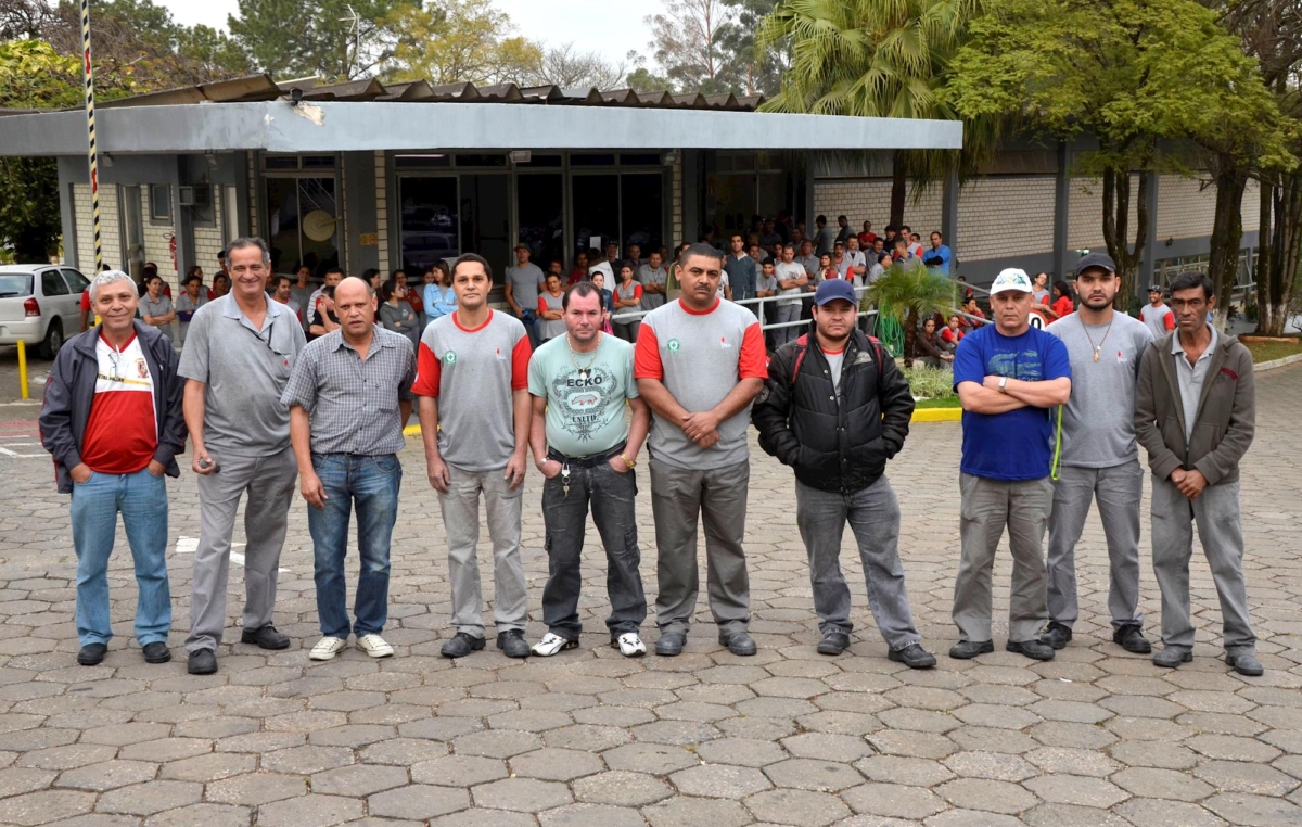 Membros da Comissão de Condições de Trabalho, Saúde e Meio Ambiente (CCTSMA) na Tecno Pries em Sorocaba e diretores do Sindicato dos Metalúrgicos