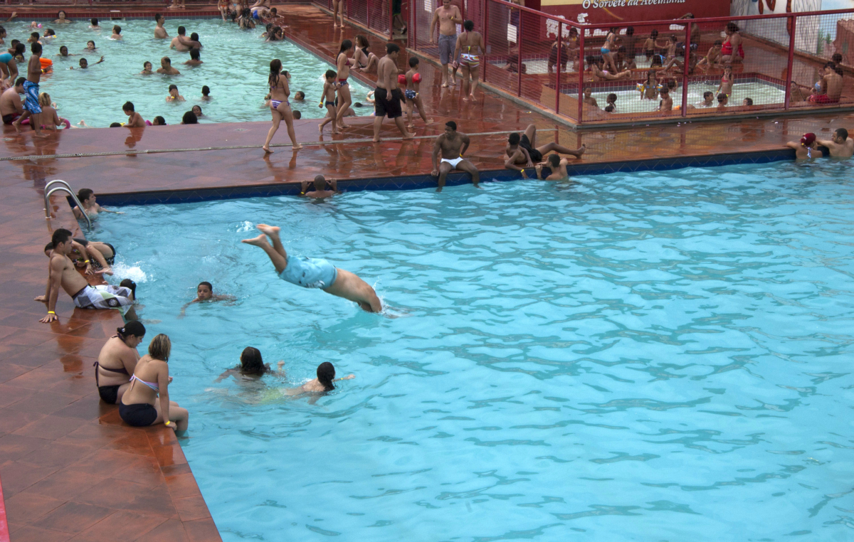 Para o uso da piscina é obrigatória a realização de exame médico, que deve ser feito aos sábados, domingos e feriados, 10h às 15h, no próprio clube