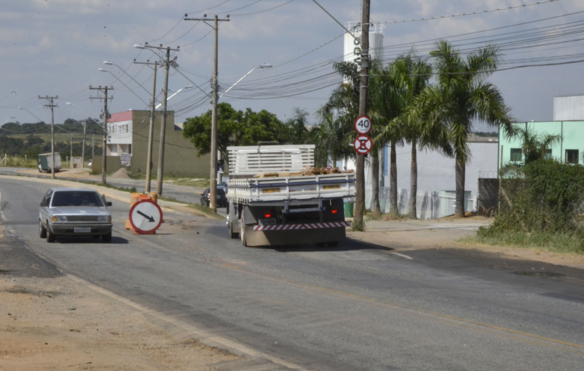 Apenas uma placa da Urbes sinaliza a alteração no trecho da avenida que passa a ser contramão