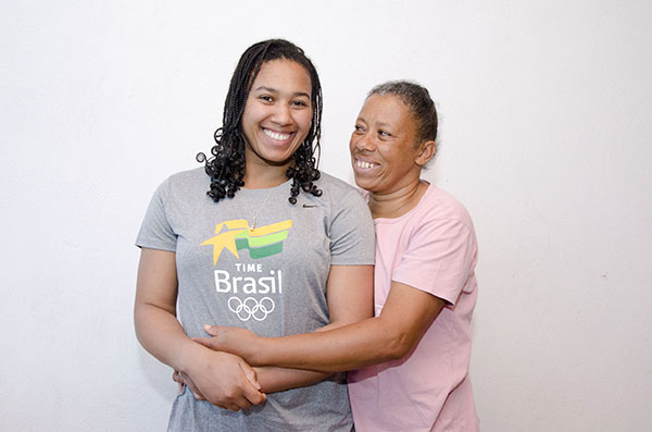 Fabiana com a mãe Irene Alves dos Santos, no Vitória Régia