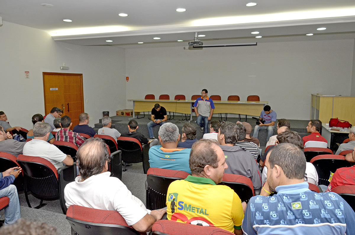 Cerca de 60 metalúrgicos compareceram a assembleia que debateu e aprovou a pauta de reivindicações da categoria