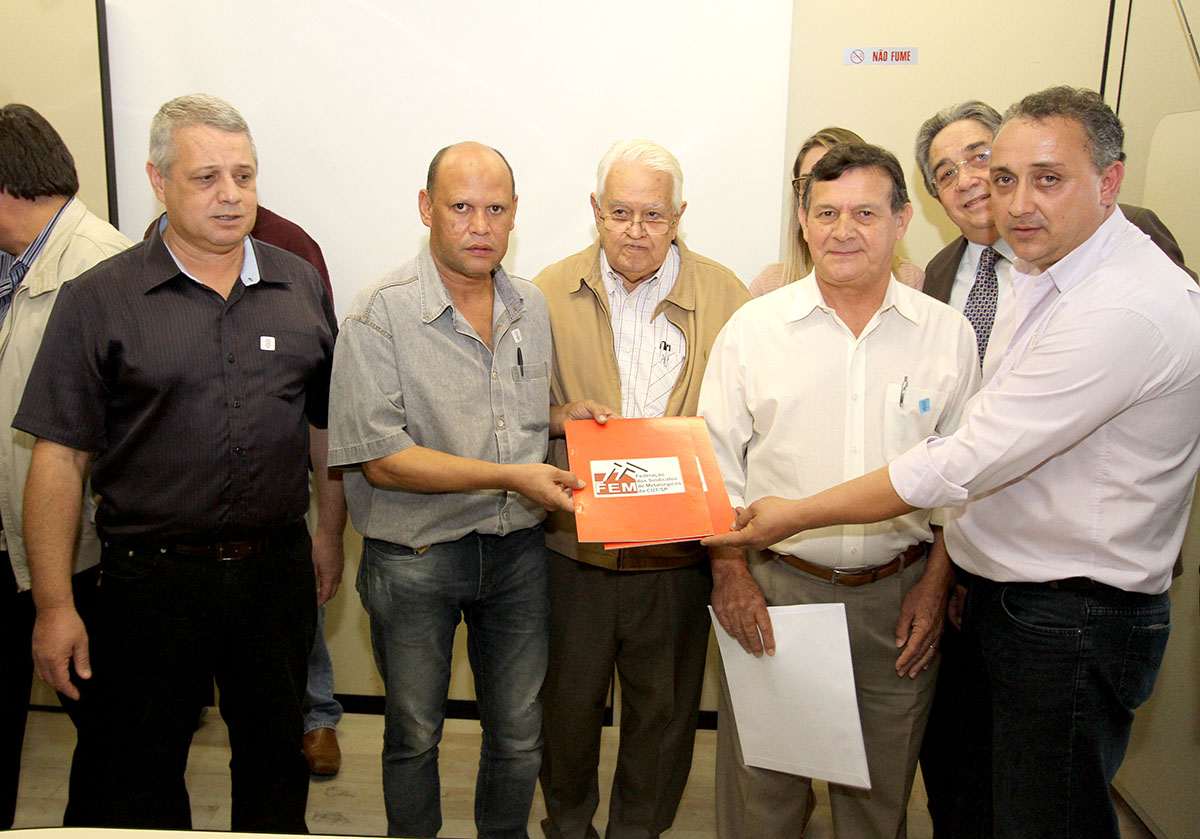 O presidente do SMetal, Ademilson Terto, participou da entrega da pauta para os representantes patronais