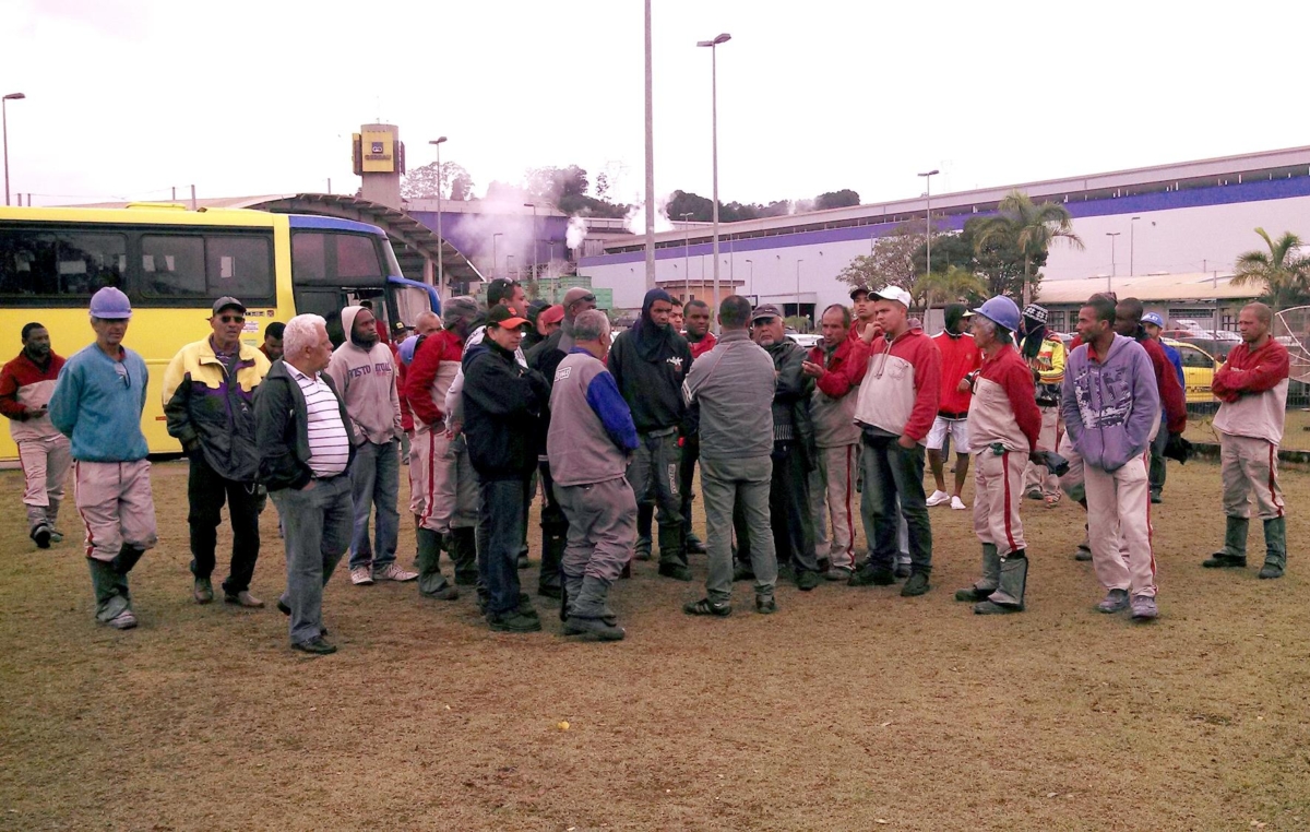 Os trabalhadores protestaram durante 3 horas em frente à fábrica na manhã desta sexta dia 25