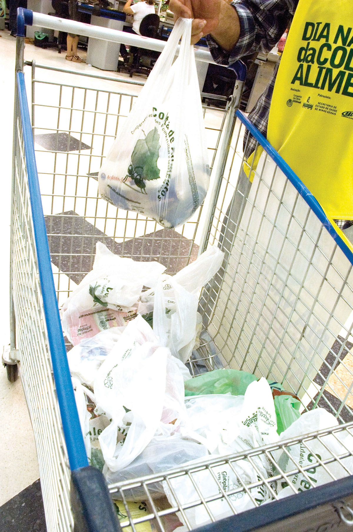 Voluntários da campanha vão estar o dia todo em cinco supermercados da cidade pedindo doações em alimentos não perecíveis