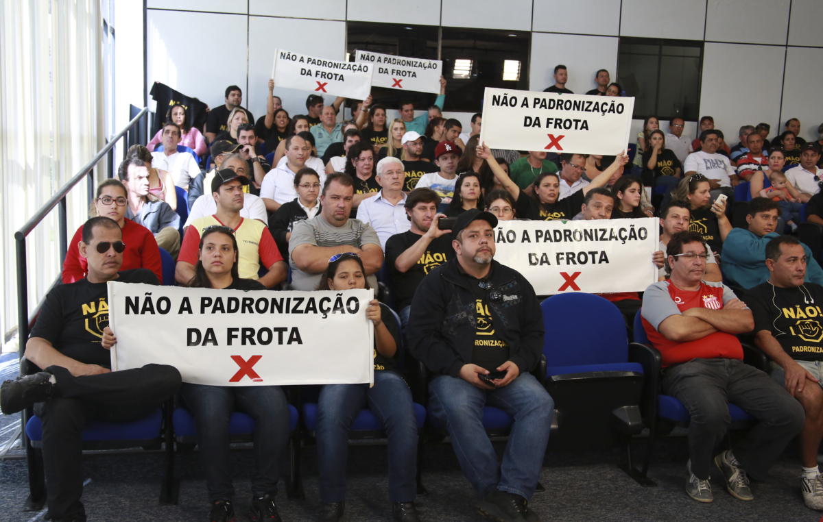 Condutores protestaram nesta terça durante sessão ordinária, na Câmara