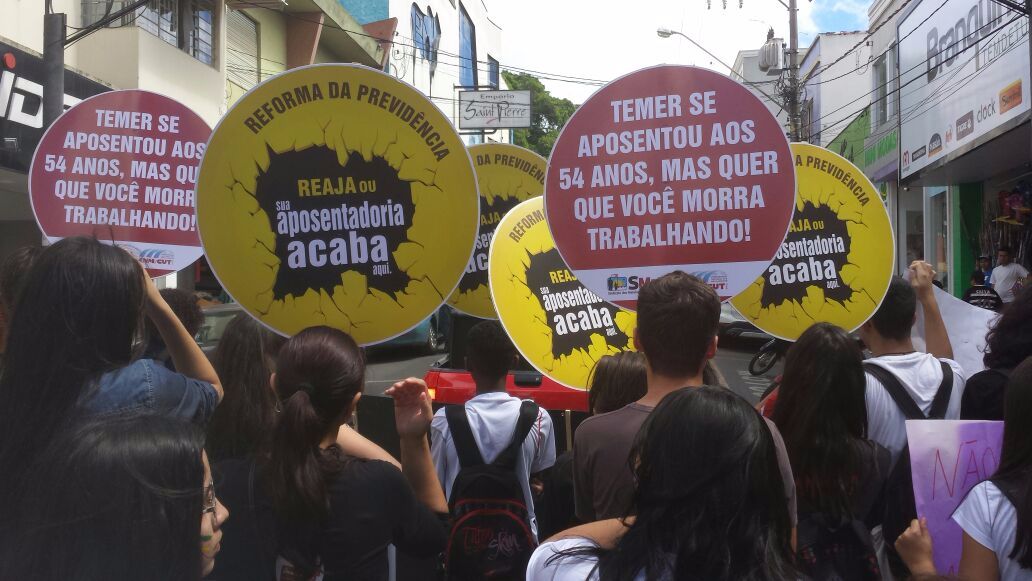 Estudantes participaram da manifestação no centro de Piedade