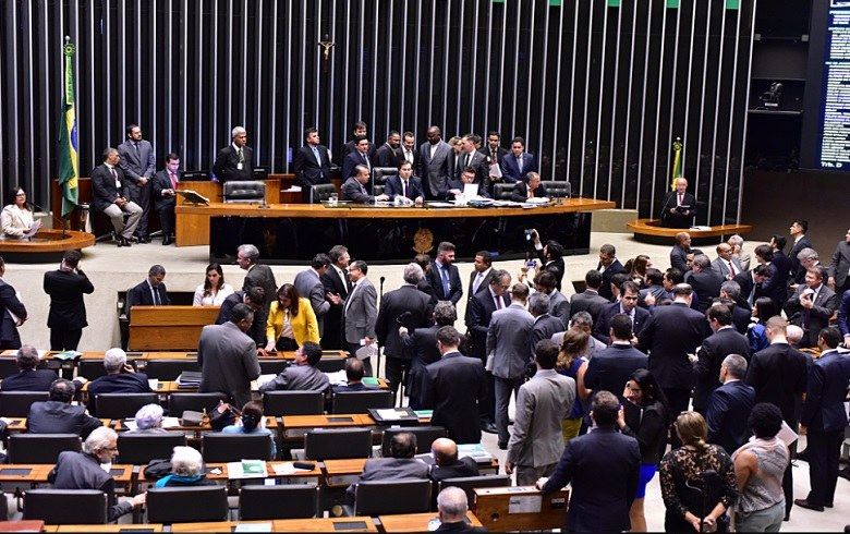 A votação teve 304 deputados a favor da PEC, 139 se opuseram e dois se abstiveram