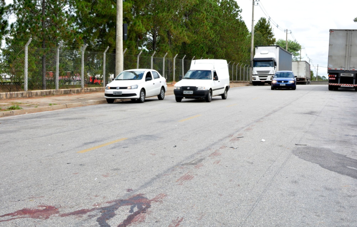 Motorista foi atropelado por motociclista na rua doutor Jurgem Ulderup, que dá acesso à Case e à ZF Planta 2 (Lemforder) 