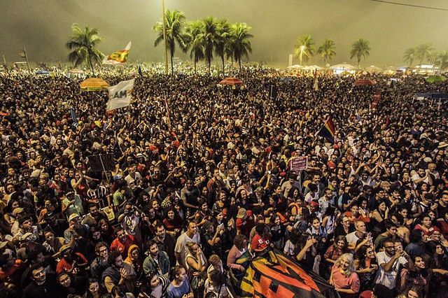 Um público de 150 mil pessoas participou de um ato histórico por eleições diretas, na praia de Copacabana, neste domingo (28). O protesto foi convocado por artistas e organizado pelas frentes Brasil Popular e Povo Sem Medo, iniciativas que reúnem cen