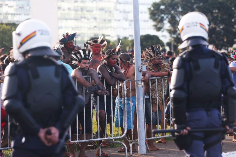 Indígenas protestam em Brasília. Eles são alvo preferencial do governo