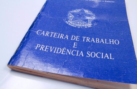 O seguro-desemprego é pago pelo Fundo de Amparo ao Trabalhador (FAT), que é deficitário e dependente do Tesouro Nacional.