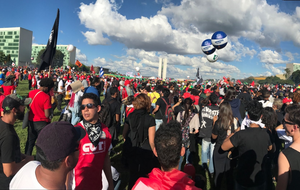 Multidão de defensores das eleições diretas e do fim das reformas caminhou pacificamente pelo Eixo Monumental, mas foi recebida com violência quando se aproximou da Praça dos Três Poderes.