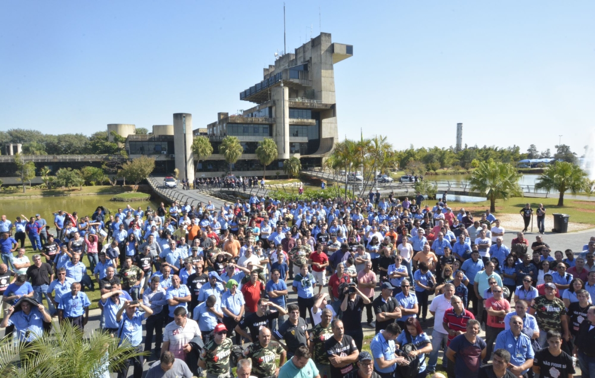 Protesto dos trabalhadores do transporte nesta terça-feira, 11, em frente à prefeitura.